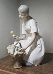 UN BELLISSIMO PERSONAGGIO LLADRO 4720 "RAGAZZA CON TULIPANI". - Foto 1 di 16