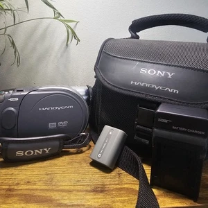 Sony DCR-DVD105 Handycam 20x Optical Zoom Digital DVD-RW Battery, Charger, Case - Picture 1 of 13