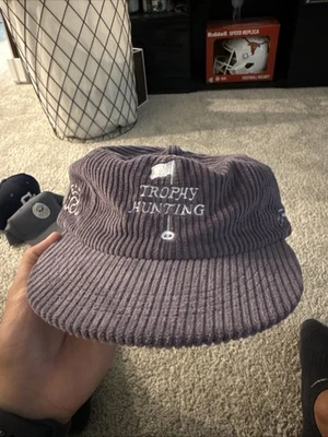 Trophy Hunting紫色天鹅绒帽子 — 第 1/2 张图片