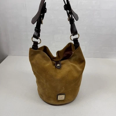 Bolso Bucket Dooney & Bourke Gamuza Cuero Marrón Camel Cierre Magnético Foto 1 de 4