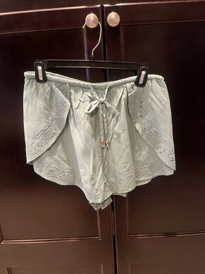 Pantalones cortos bordados de pierna dividida verde Oneill para mujer talla mediana Foto 1 de 4