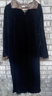 Bata para mujer Cato 22/24 negra terciopelo leopardo puños y cuello bolsillos con cremallera larga Foto 1 de 4