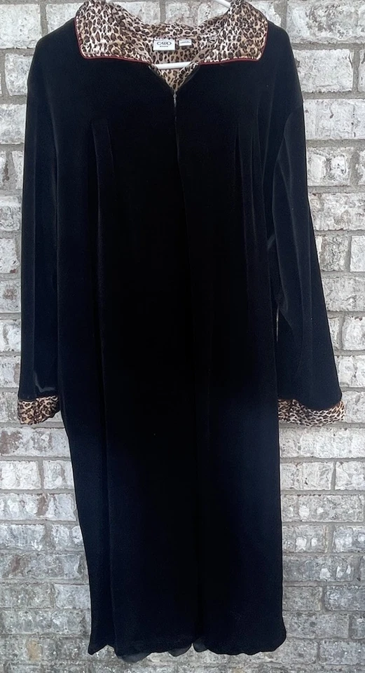 Bata para mujer Cato 22/24 negra terciopelo leopardo puños y cuello bolsillos con cremallera larga Foto 1 de 4