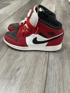 Jordan 1 Mid Chicago Black Toe Size 6 - Picture 1 of 5