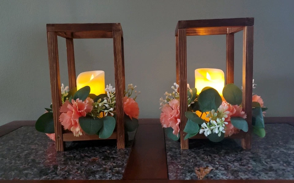 Centro de mesa linterna de madera rústica clavel melocotón Foto 1 de 4