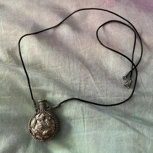 Antike verzierte Silber Metall Parfüm Flakon Halskette mit Dauber an Lederband - Bild 1 von 11
