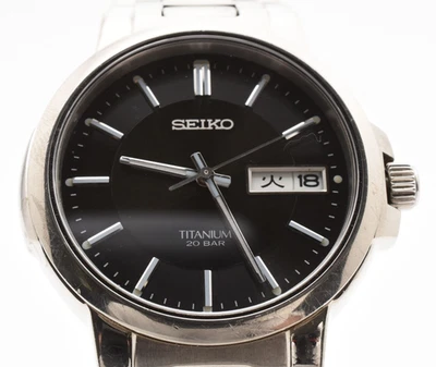 [Exc+5] Reloj de cuarzo para hombre Seiko 7N43-7B80 titanio esfera negra de JAPÓN Foto 1 de 4