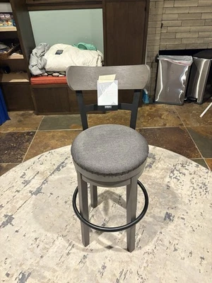 Taburete de bar Ashley Furniture Caitbrook gris taburete giratorio de mostrador Foto 1 de 4