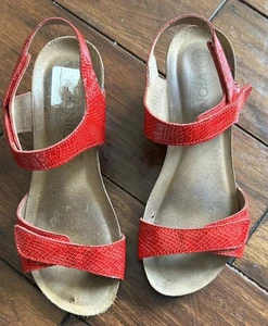Vionic Damen-Keilsandalen rot Größe 8 Natasia Lack Schlangenleder Orthoheel - Bild 1 von 7