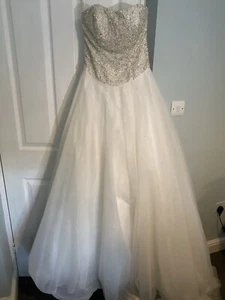 Wedding Dress - Picture 1 of 11