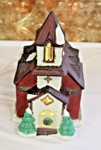 Chrismas Village, iglesia iluminada de porcelana con caja y cordón de colección - Imagen 1 de 6