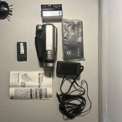 JVC GR-SXM720 Super VHS 400X Digital Zoom Camcorder w/Batteries Charger Tapes - Image 1 of 4
