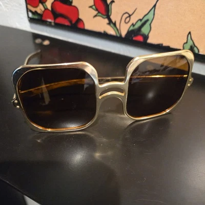 GAFAS DE SOL RENAULD VINTAGE MARCO CUADRADO DORADO LENTES VERDES AÑOS 80 EE. UU. Foto 1 de 4