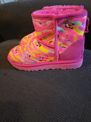 Botas UGG Clásicas Mini Flor Tigre Mujer Rosa Caramelo Talla 7 EE. UU. Foto 1 de 4