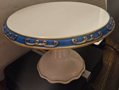 Plato de pastel de feliz cumpleaños con colas encantadoras Foto 1 de 2