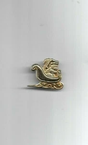 Weihnachten Eichhörnchen auf Schlitten - Pin Anstecker 23 mm. - UK PORTOFREI - Bild 1 von 1