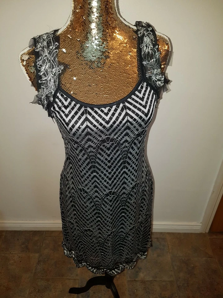 Hermoso Vestido Negro Gris Patrón con Correas Detalladas y Dobladillo. Boda 12/14 Foto 1 de 4