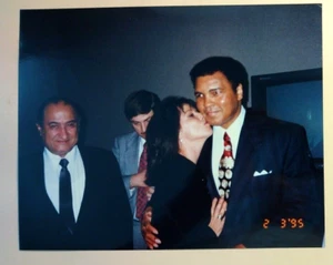 1995 Original 8x10 Candid Color Home Photograph MUHAMMED ALI - Picture 1 of 2