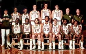 1974-75 Milwaukee Bucks Team Postcard w/Kareem Abdul Jabbar - EXCELLENT - Picture 1 of 2