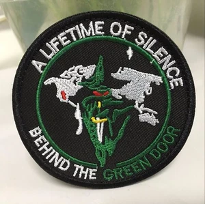 Detrás de la puerta verde USAF Black Area 51 Gancho sujetador militar Insignia de parche de bucle - Imagen 1 de 5