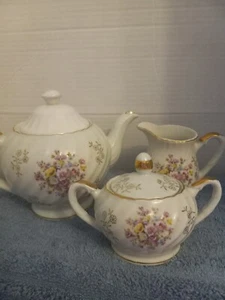 TEESERVICE MADE IN JAPAN TEEKANNE, SAHNEKÄNNCHEN UND ZUCKERBLUMEN MIT GOLDRAND - Bild 1 von 24