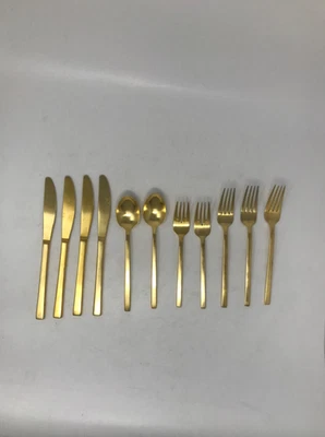 Juego de 11 cubiertos West Elm tono dorado China (5 tenedores, 4 cuchillos, 2 cucharas) Foto 1 de 4