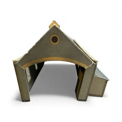 1963 MODEL RAILWAY OO GAUGE VINTAGE PRE MADE ERECT CARDBOARD PLATFORM BUILDING - Image 1 of 4