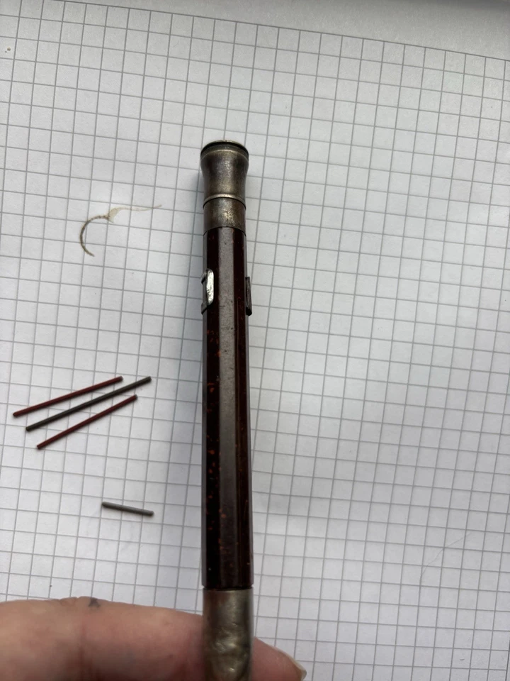 Lápiz Rite-Rite 1,1 mm baquelita roja ladrillo con borde de níquel años 20 vintage Foto 1 de 3