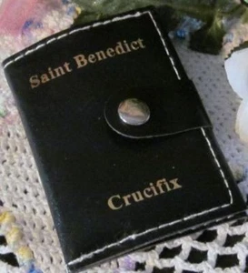 Sacchetto San Benedetto Crocifisso Quadri Vinile Look Pelle 1,5 pollici Croce - Foto 1 di 2
