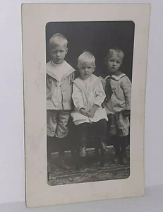 RPPC Foto Drei kleine Jungen in Matrosenanzügen kein Lächeln süßes Bild 20er - Bild 1 von 2