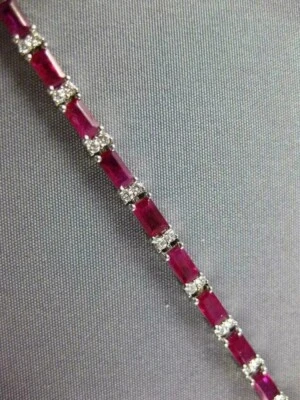 Brazalete tenis rubí rojo creado en laboratorio corte esmeralda de 9 quilates enchapado en oro blanco de 14 quilates Foto 1 de 4