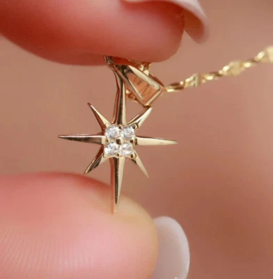 Colgante Estrella del Norte de diamantes naturales enchapados en oro amarillo de 14 quilates redondo de 0,1 quilates para mujer Foto 1 de 4
