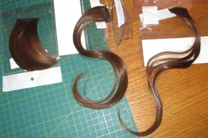 BNIB 2 X LIGHT BROWN WAVY 14" EXTENSIONS AND A LIGHT BROWN BANG! - Picture 1 of 2