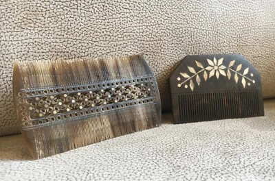  LOT ANCIEN  PEIGNE A  CHEVEUX  CORNE EBÈNE GRAVÉ - Photo 1/3