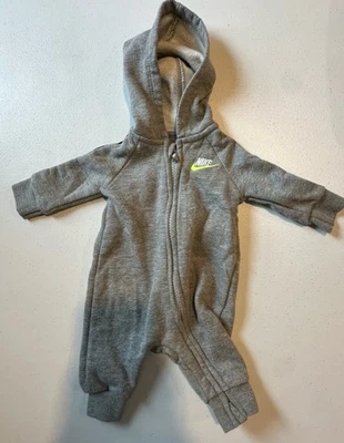 Traje recién nacido Nike gris con cremallera y capucha manga larga Foto 1 de 4