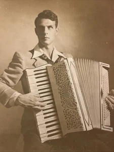 “SQUEEZE BOX” MUSICAL INSTRUMENT Accordion 1940 MUSICIAN Covert Gardner Palmer - Picture 1 of 3