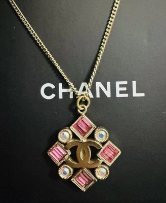 Chanel 2005P Cristal Logo CC Colgante Collar Piedras Rosas Tono Dorado Foto 1 de 4