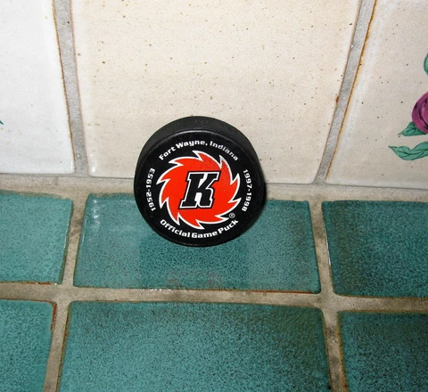 FORT WAYNE KOMETS HOCKEY PUCK IHL (1997-1998) (white GTE back) Cover