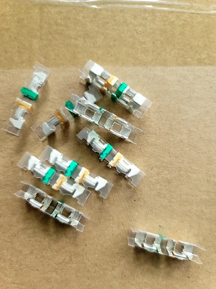 TYCO AMP CONECTOR PICABOND VERDE E ÂMBAR, BOBINA DE CARGA 552647-2 22-26AWG 1000ct - Imagem 1 de 1