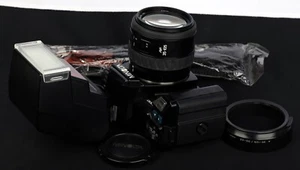 Minolta Alpha 7000 35mm Film AF SLR c/w AF Zoom 35-105mm Lens & 2800AF Flash Kit - Picture 1 of 13
