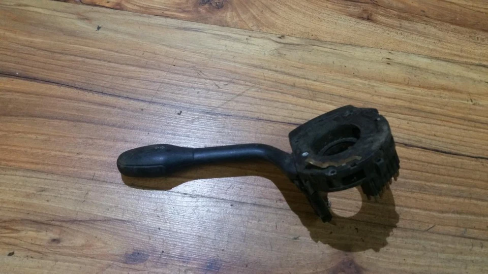 Interruptor indicador Volkswagen Golf 1994 (tallo de luz) usado, genuino #115317-22 Foto 1 de 1