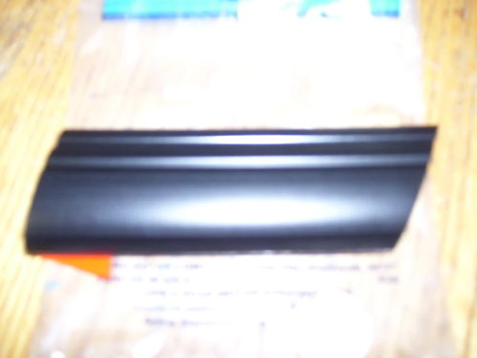 NOS 1985 福特 EXP FENDER MOULDING 右握 E5GZ-16003-A — 第 1/1 张图片