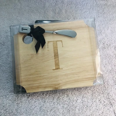 Tabla de servir queso de madera con monograma "T" nueva en caja con esparcidor charcutería Foto 1 de 4