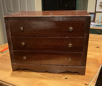 De colección. Cómoda Vendedor Muestra Miniatura Joyería Muñeca Pequeña Cómoda o Mesa Auxiliar Foto 1 de 4