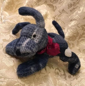 RAR Kellytoy Decke Buddies blau Welpe Hund Plüsch Rassel Plaid rotes Band Herz - Bild 1 von 4