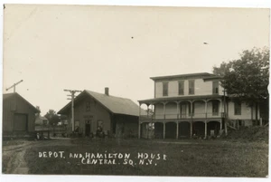 RPPC NY Central Square Railroad Station Depot con Hamilton House Oswego County - Imagen 1 de 2