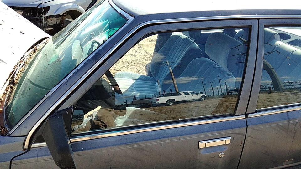 1983-1986 Toyota Camry Driver Left Front Side Window Door Glass Oem 6811232030 - Image 1 of 4