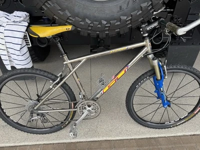 Bicicleta completa GT Xizang Titanium rara MTB VINTAGE XTR Kore Raceface Mavic Foto 1 de 4