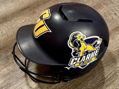 Clarke University Pride Softbol Adulto Mizuno Casco de Bateo Jugador Usado Foto 1 de 4