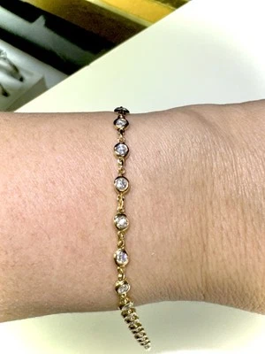 Pulsera de oro 14k con montura de bisel de diamantes. Foto 1 de 4